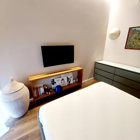 Appartement Via Ceccardi 3 *