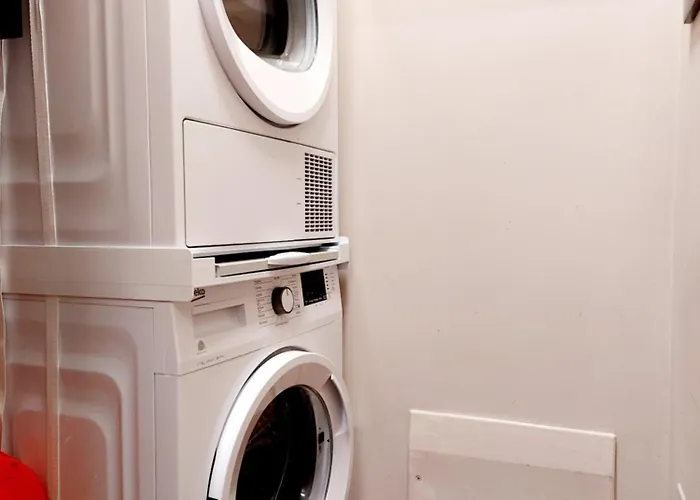 Via Ceccardi 3 شقة