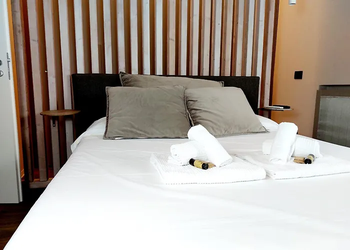 Via Ceccardi 3 شقة *