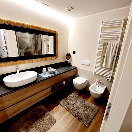 Via Ceccardi 3 דירה